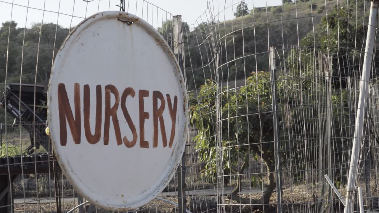 지속 가능한 퍼머컬처 농장과 캘리포니아 목장에서 보육원과 화이트보드 지도, 할 일 목록을 읽는 표지판