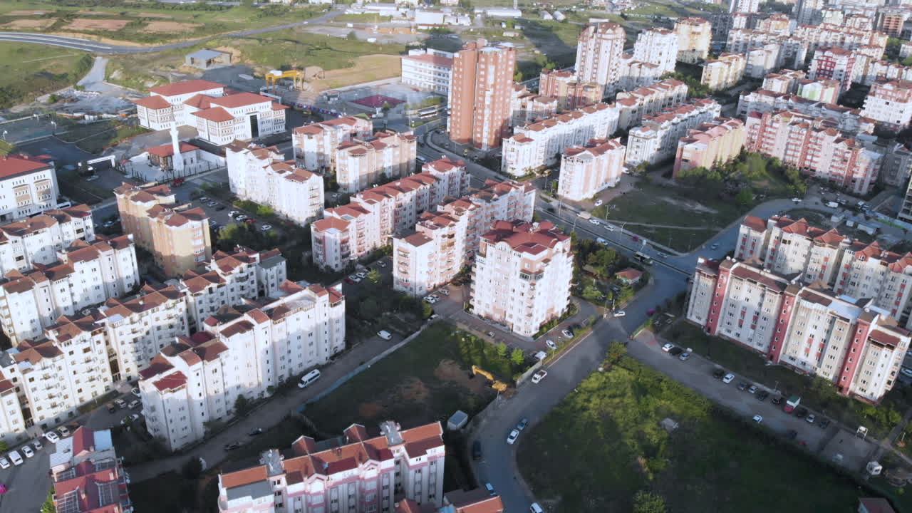 İstanbul'da bir yerleşim bölgesinde, standart tasarım ve renge sahip konut binaları.