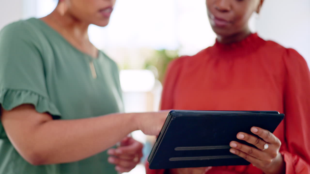 tablet, manos y mujeres asociación para la estrategia