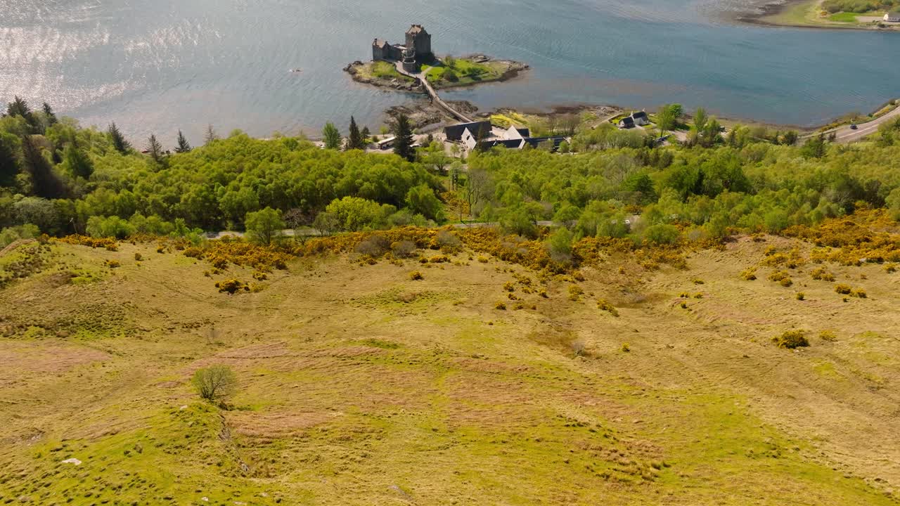 Riprese aeree con drone del Castello di Eilean Donan, uno dei monumenti più iconici della Scozia, situato su una piccola isola soggetta a maree