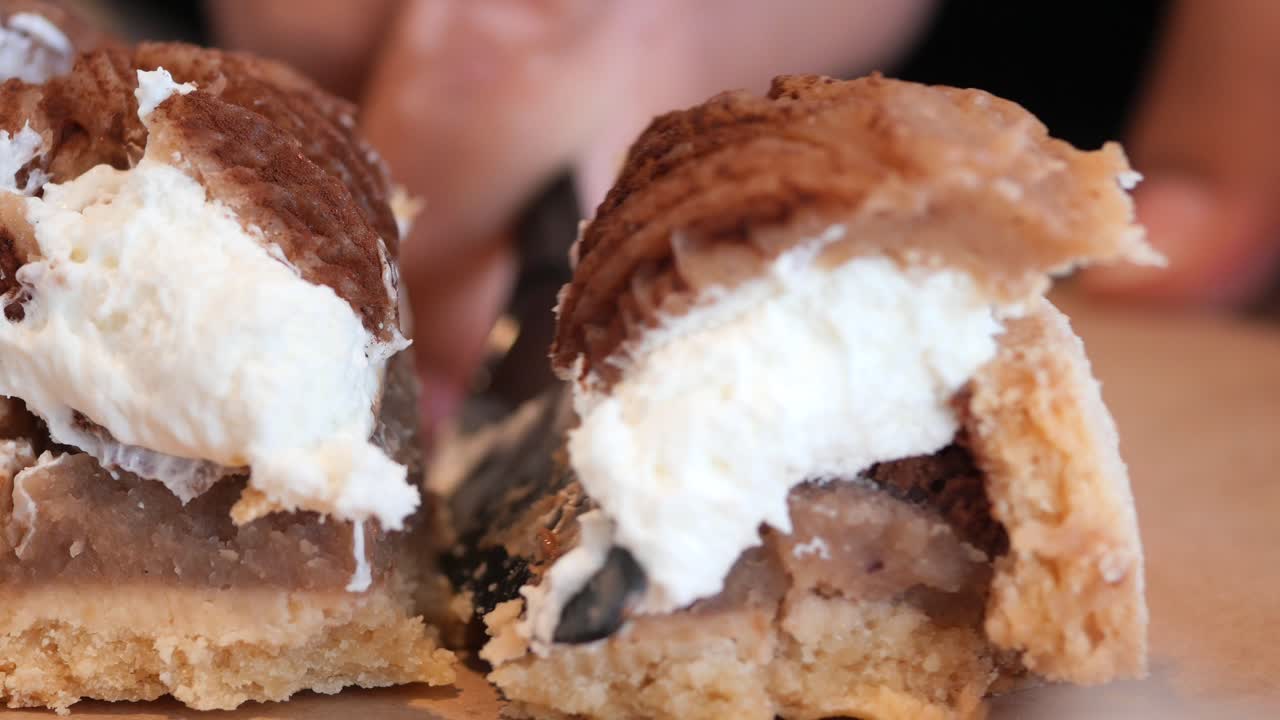 잘라진 페이스트리의 클로즈업