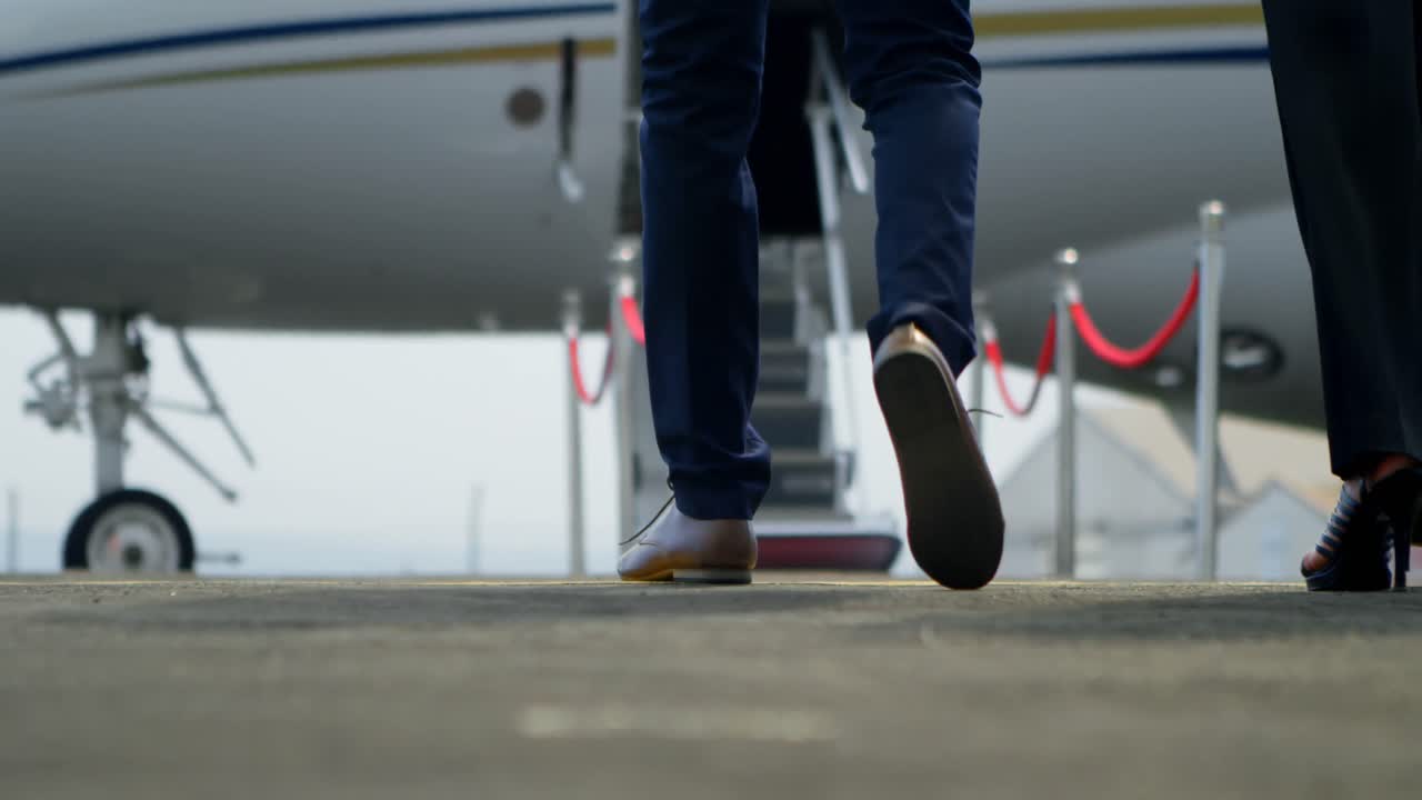 Empresarios caminando hacia un jet privado 4K