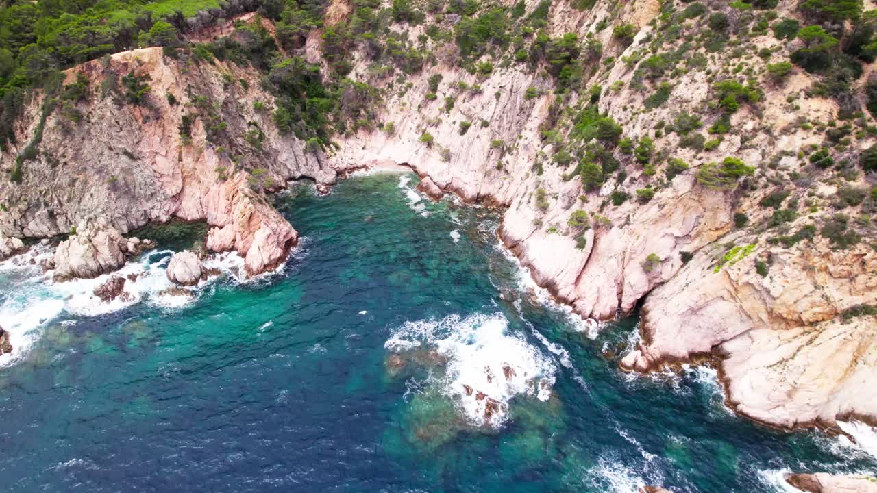 Barske høje havklipper nær byen Tossa de Mar i Costa Brava, Catalonien, Spanien