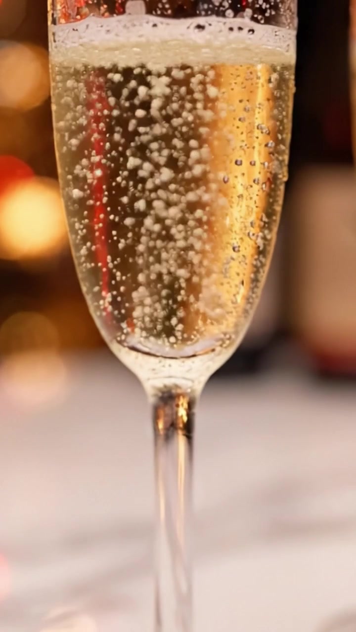 Primo piano accattivante di champagne frizzante in elegante calice a flûte, bollicine celebrative che effervescono per occasioni gioiose e brindisi speciali.