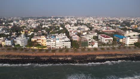 Ein-Luftbildvideo-Der-Historischen-Französischen-Kolonie-Pondycherry-Beach