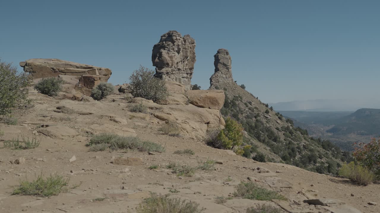 paisaje desértico con formaciones rocosas