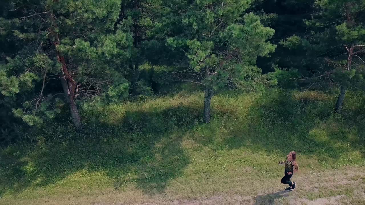 공중  ⁇  젊은 예쁜 소녀는 아침에 스포츠에 간다