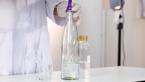 demostrando la reacción química con bicarbonato de sodio y vinagre