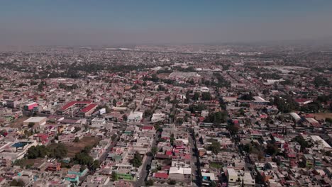 la parte norte de la ciudad de méxico en un día muy contaminado, una de las regiones más pobres del país