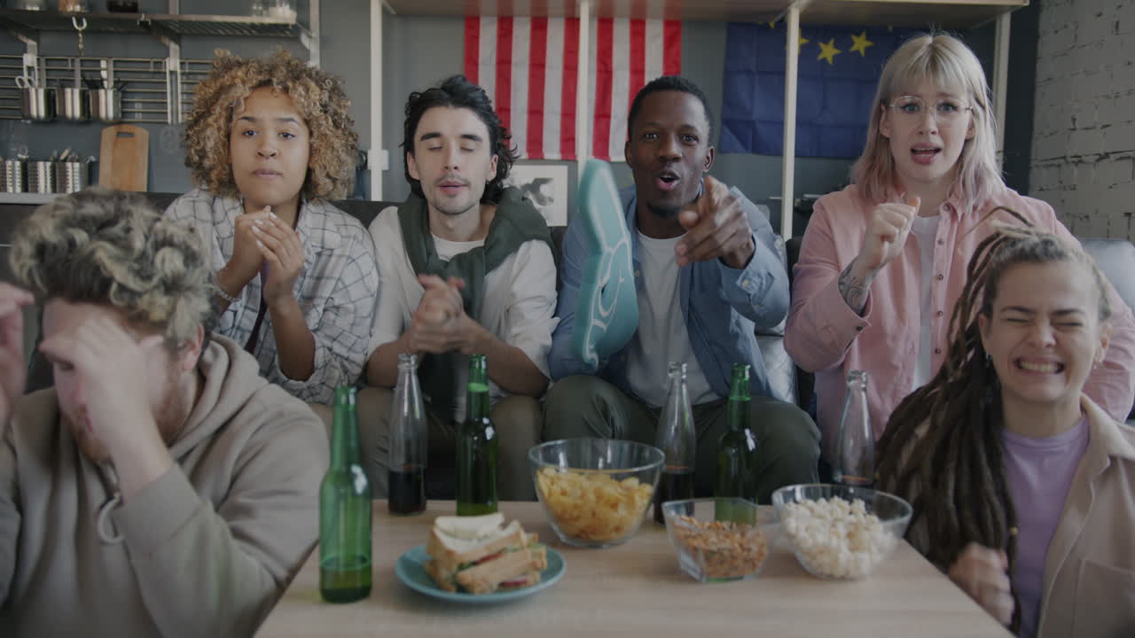 친구들이 경기를 보고 있습니다.