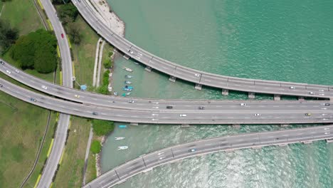 vista aérea superior del puente de penang malasia con el primer segmento de la isla visto con tráfico ligero, toma de elevación de drones