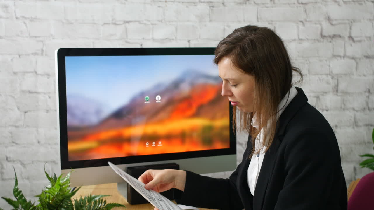 женщина в офисе напряжена и перегружена бумажной работой и счетами