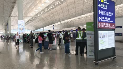 수바르나부미 공항 터미널을 통과하는 여행자