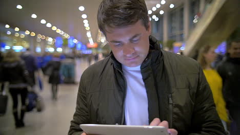 Hombre-Usando-Tableta-Electrónica-En-La-Estación