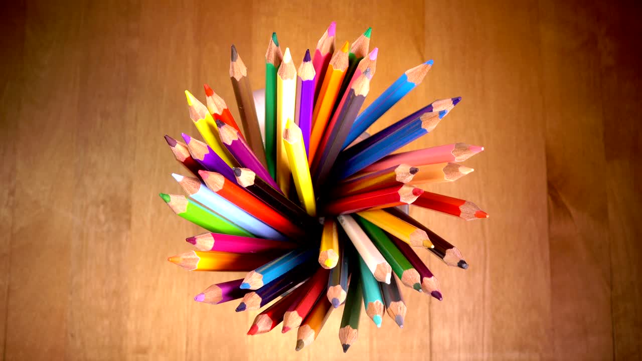 la vista superior en la taza giratoria con lápices de colores