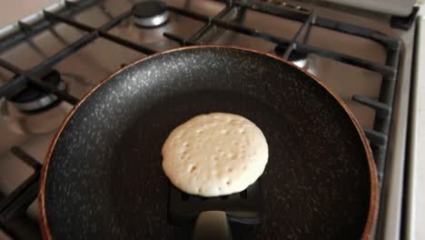 4k - flip a pancake on a frying pan