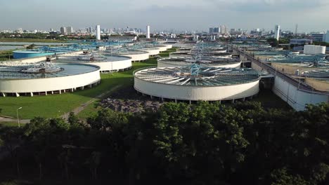 video en 4k de una vista aérea de la planta de tratamiento de agua