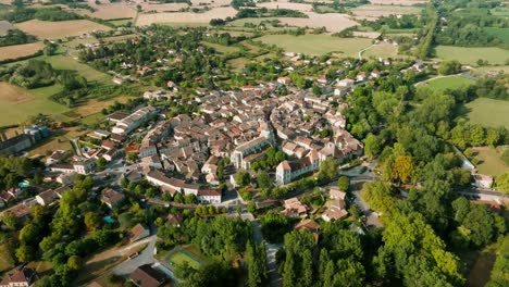 vista desde un avión no tripulado, el pueblo de issigeac, famoso por su mercado