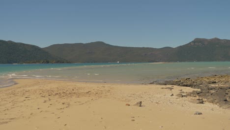 Wunderschöne-Blaue-Wellen-über-Dem-Langford-Island-Beach--wide