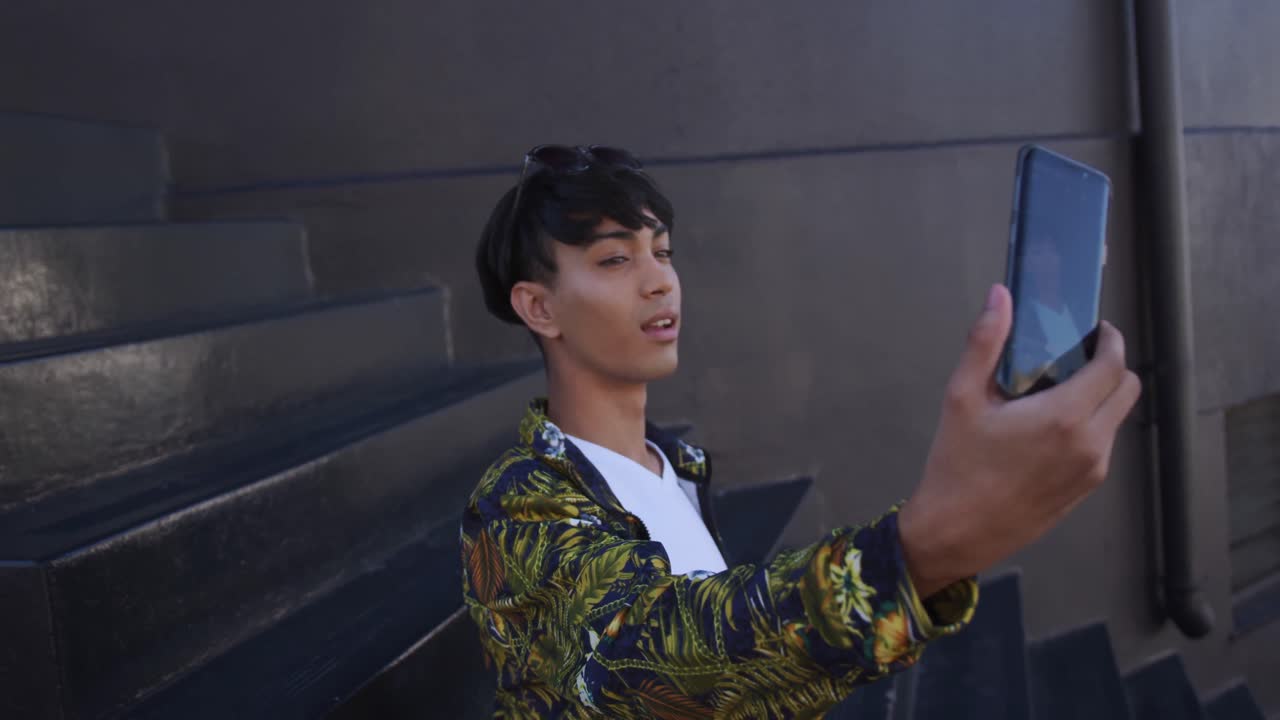 ⁇ 드폰으로 셀카를 찍는 트랜스젠더 성인