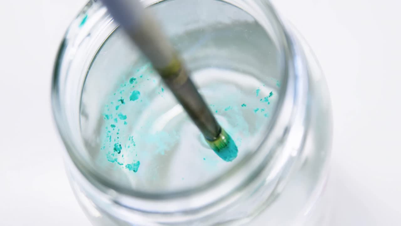 물 에 묻히는 페인트 브러시