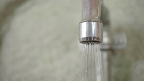 cerrar un grifo con agua corriente