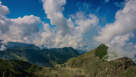 Día-Soleado-Con-Nubes-Y-Una-Cima-De-La-Montaña-Con-Vistas-A-Las-Montañas-De-Los-Cárpatos