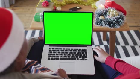 Afroamerikanische-Mutter-Mit-Tochter-Macht-Laptop-Weihnachtsvideoanruf,-Mit-Grünem-Bildschirm