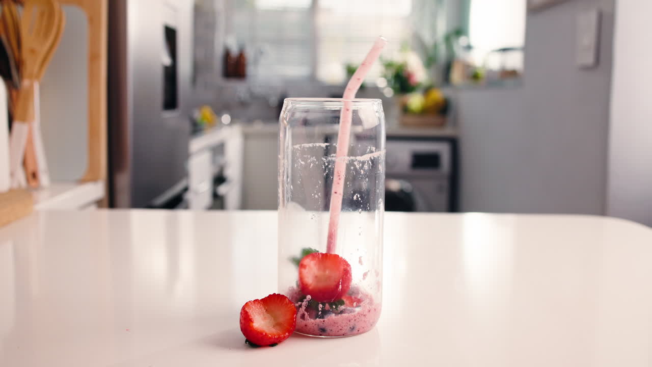 Smoothie ai frutti di bosco bevuto con una cannuccia in cucina