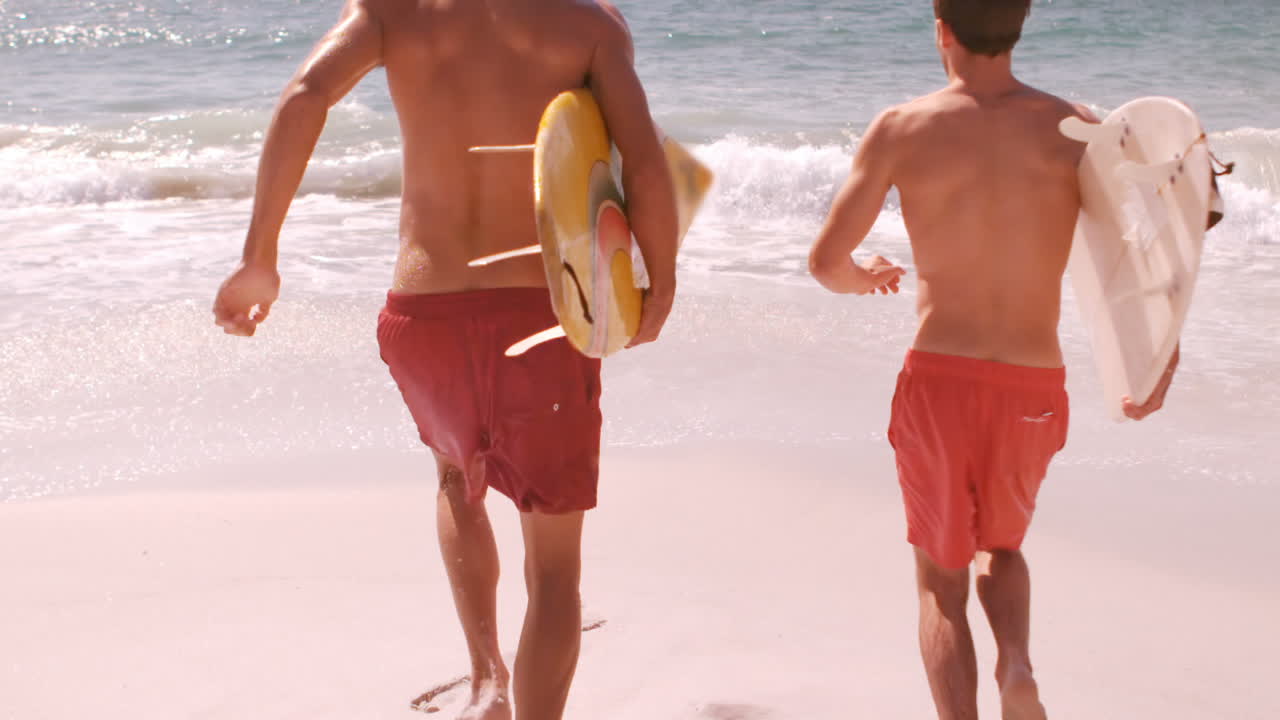 двое друзей бегут к морю.