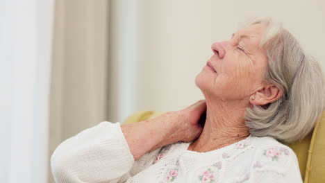 anciano, mujer y dolor de cuello en un sofá