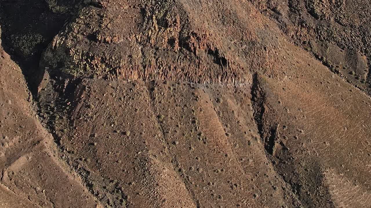 Vista aerea del terreno roccioso a Fuerteventura, Spagna, in una giornata di sole.