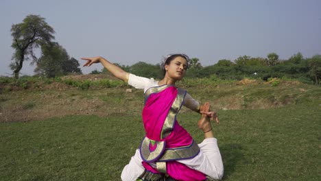 una bailarina de bharatnatyam que muestra una pose clásica de bharatnatyam en la naturaleza del lago vadatalav, pavagadh