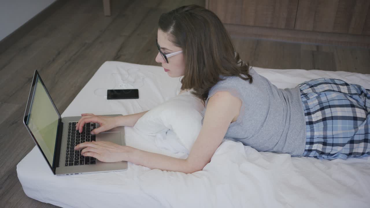 아침에 노트북을 사용하는 예쁜 여자