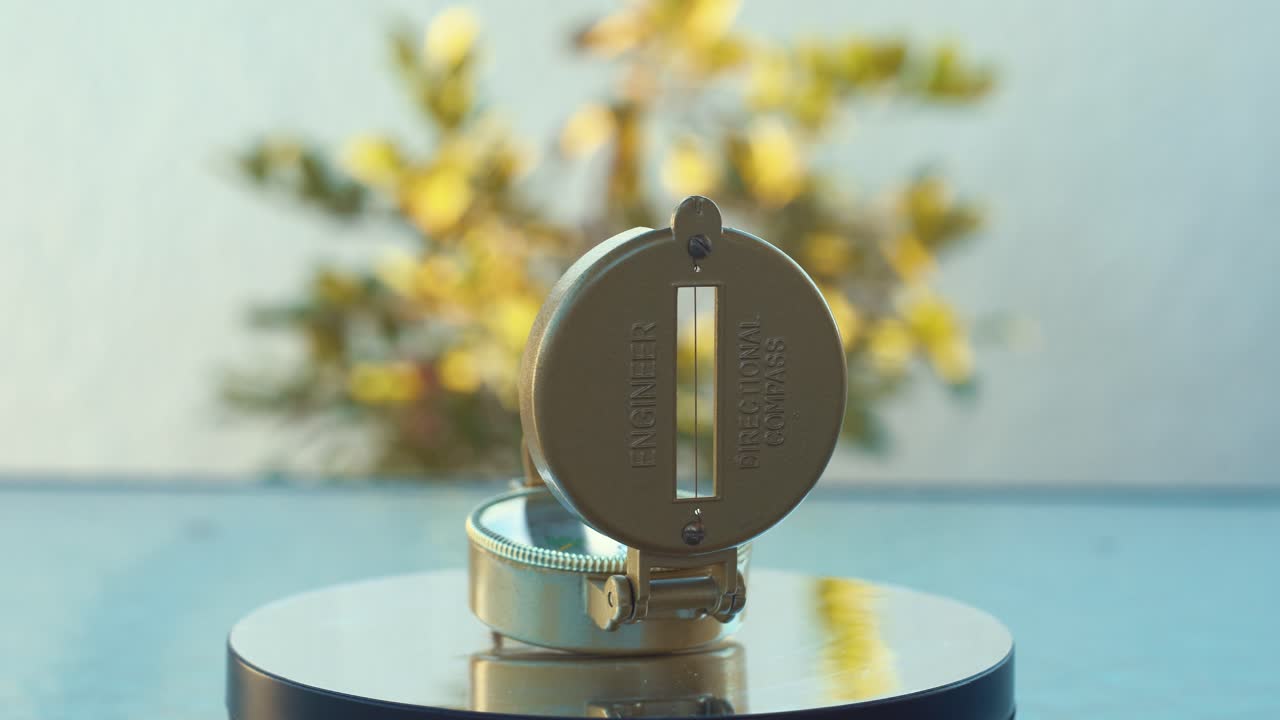 회전하는 황금 복고풍 나침반, 360도, 조명, 자연, 느린 동작, 4k