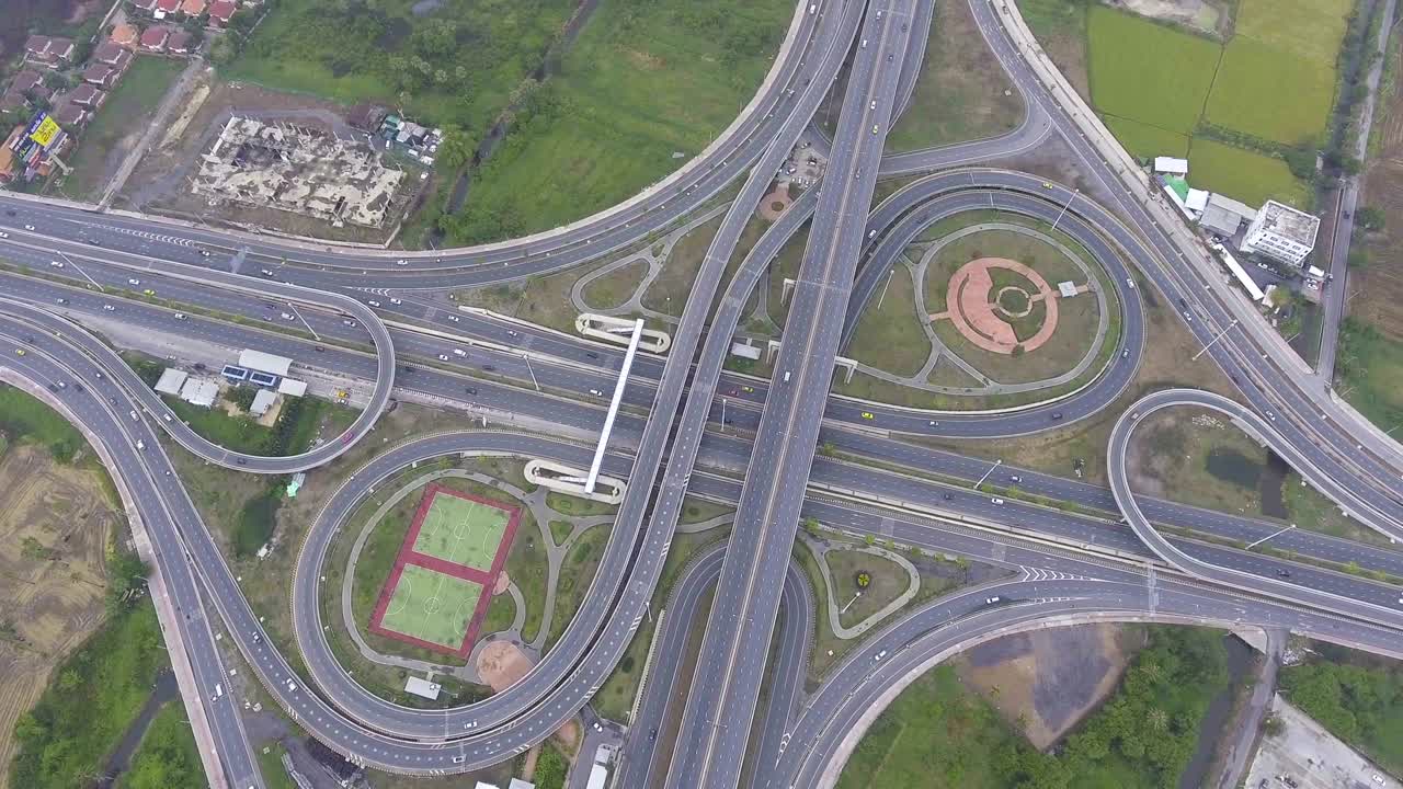 태국 방의 고속도로와 서클에서 교통량이 줄었습니다.