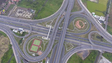 menos tráfico en la autopista y el círculo en bangkok, tailandia, vista aérea