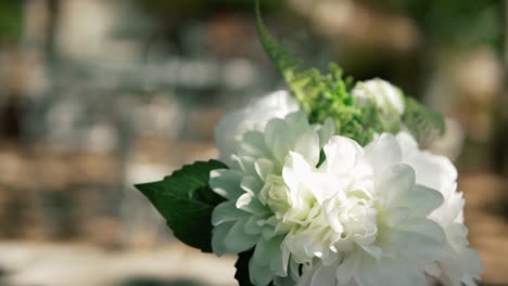 un hermoso ramo de flores de peonía blanca