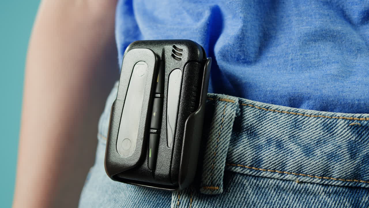 persona que sostiene o coloca el dispositivo en el bolsillo