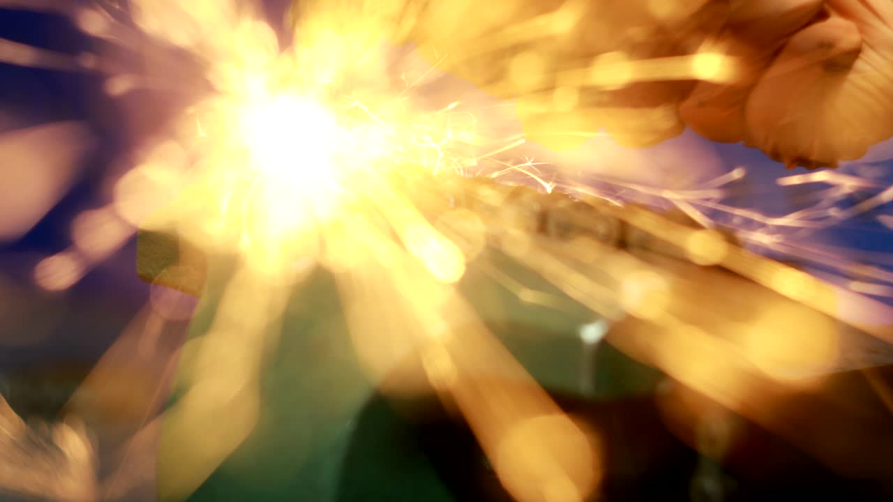 물체는 비스에 여 있습니다. 개진 디스크와 함께 가공 기계를 가진 남자가 많은 불꽃을 고 있습니다.