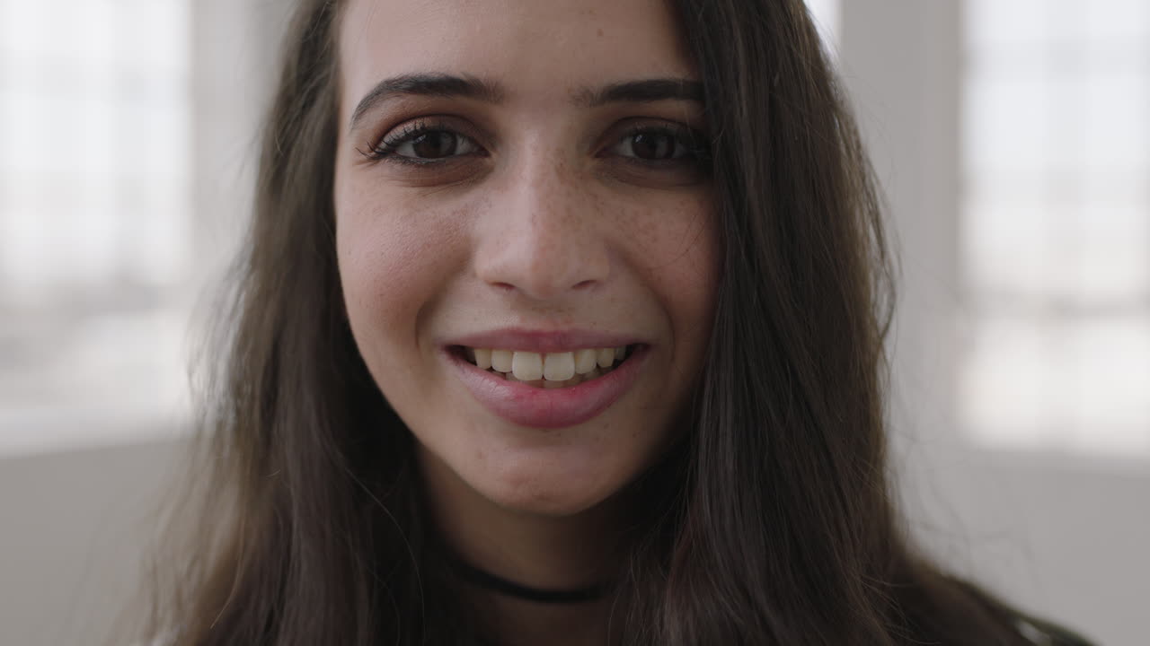 retrato en primer plano de una hermosa joven sonriendo alegremente mirando a la cámara disfrutando del nuevo estilo de vida en el apartamento