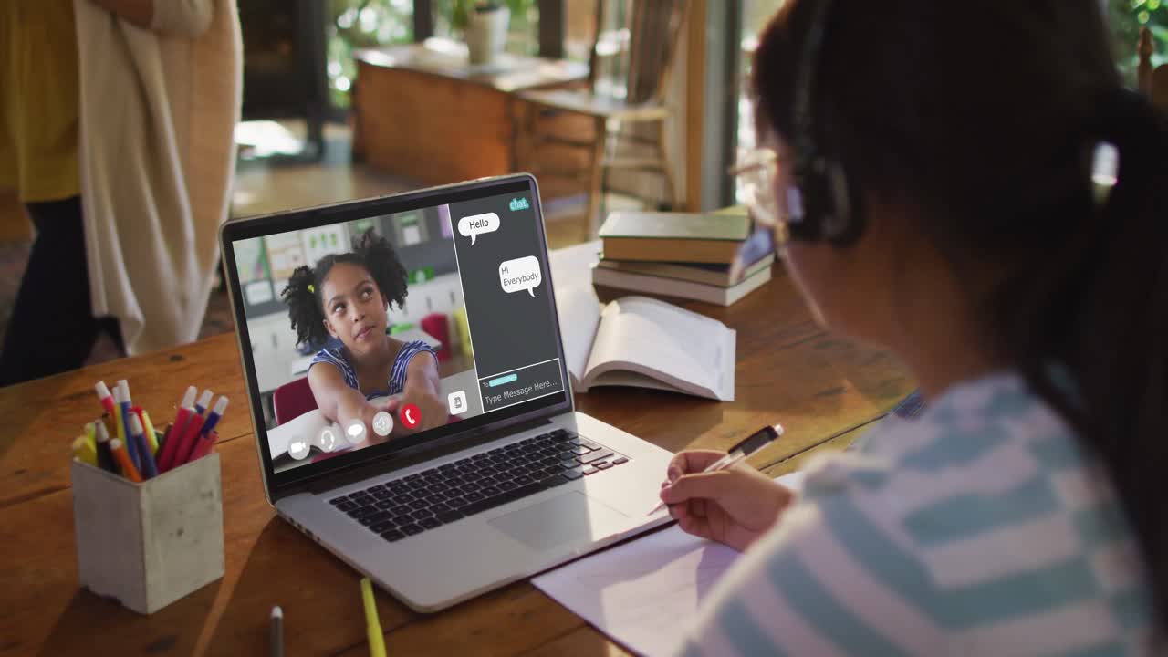 estudiante que usa una computadora portátil para la lección en línea en casa, con su colega y el chat web en la pantalla