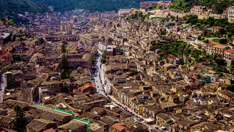 Ciudad-De-Modica,-Sicilia,-Italia,-Vista-De-ángulo-Alto-Timelapse-De-Edificios-Antiguos