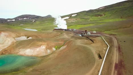 Wunderschöne-Drohnenaufnahme-Des-Geothermalgebiets-Krafla-In-Island-Mit-Rohren-Und-Schafen,-Die-Sich-Erwärmen