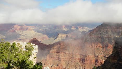 Ein-Zeitraffer-Von-Wolken,-Die-Aus-Dem-Grand-Canyon-Kommen