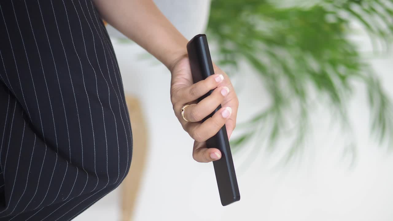 Una persona che tiene in mano un cellulare