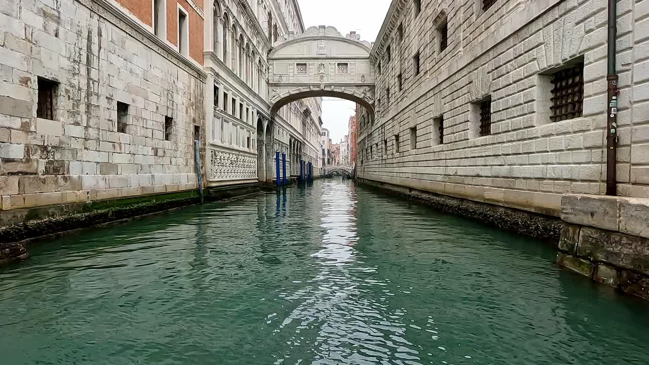 폰테 데이 소스피리(ponte dei sospiri) 또는 한숨의 다리(이탈리아 베니스)의 낮은 각도 특이한 pov