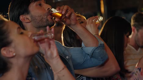 freunde trinken schüsse an der bar