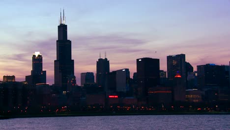 el horizonte de la ciudad de chicago en el crepúsculo