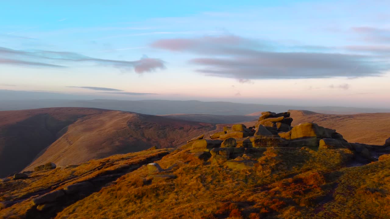 vuelo aéreo sobre las montañas kinder scout durante la puesta de sol en peak district, inglaterra